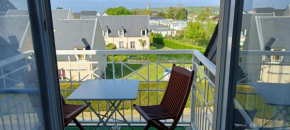 Apt avec belle terrasse 10 mn à pied centre Port en Bessin proche Bayeux et Omaha Beach